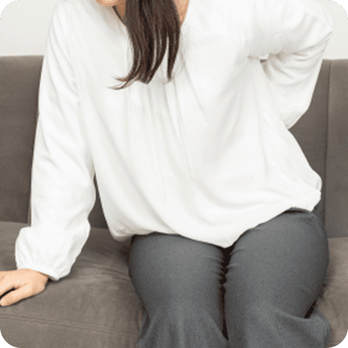 腰の痛みを持つ女性