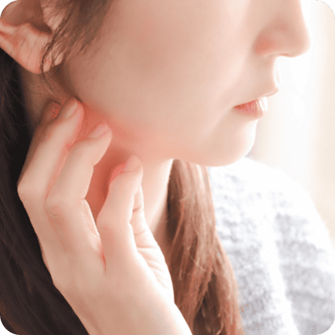 あごの痛みを持つ女性